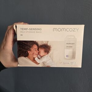 Momcozy Temp-Sensing Milk Storage Bags - White
